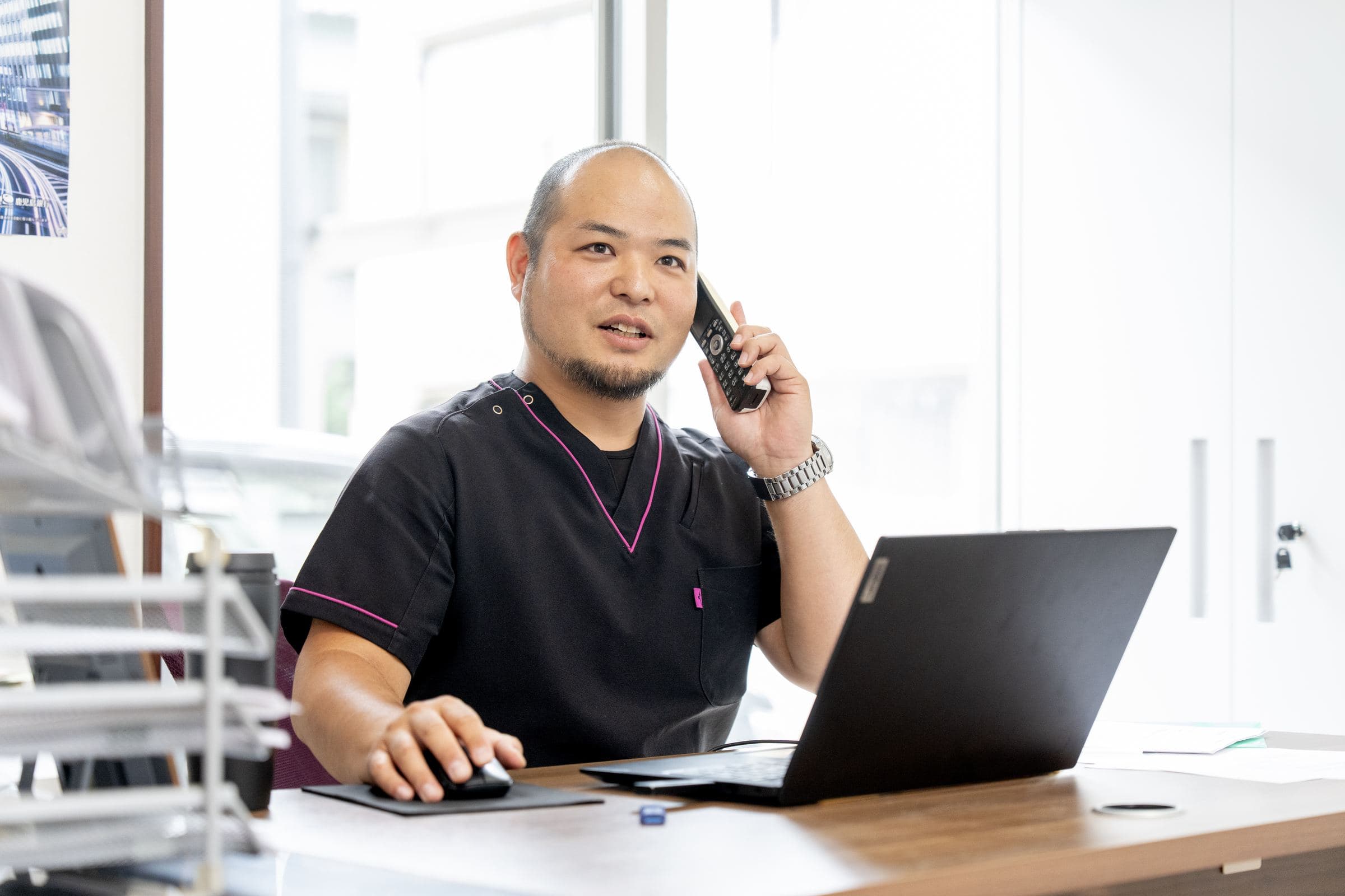 事務所から主治医に電話をかける看護師