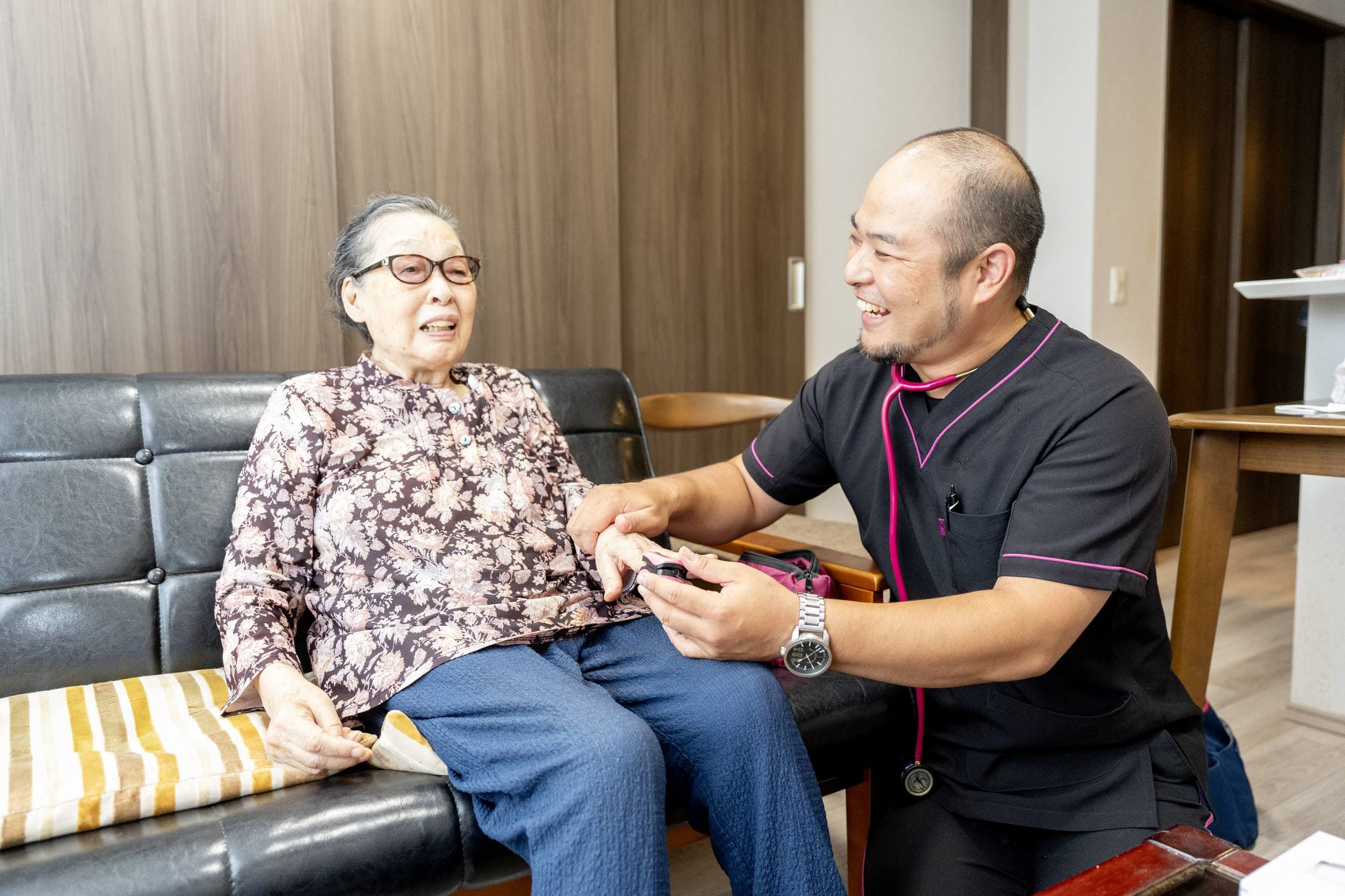 ご利用者と話しながら体調を確認する看護師