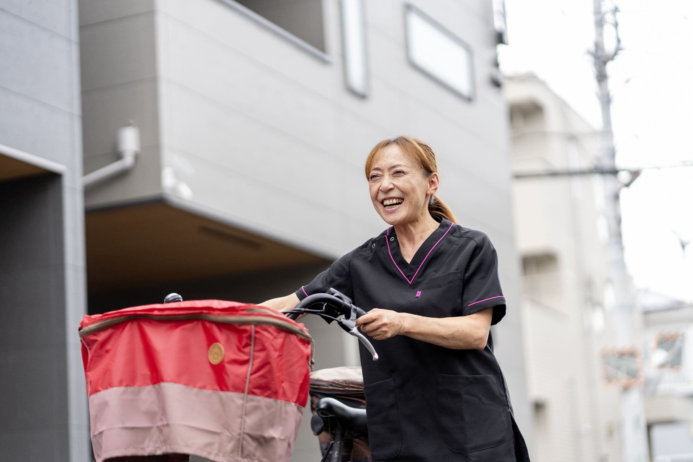 自転車で訪問先へ向かう看護師